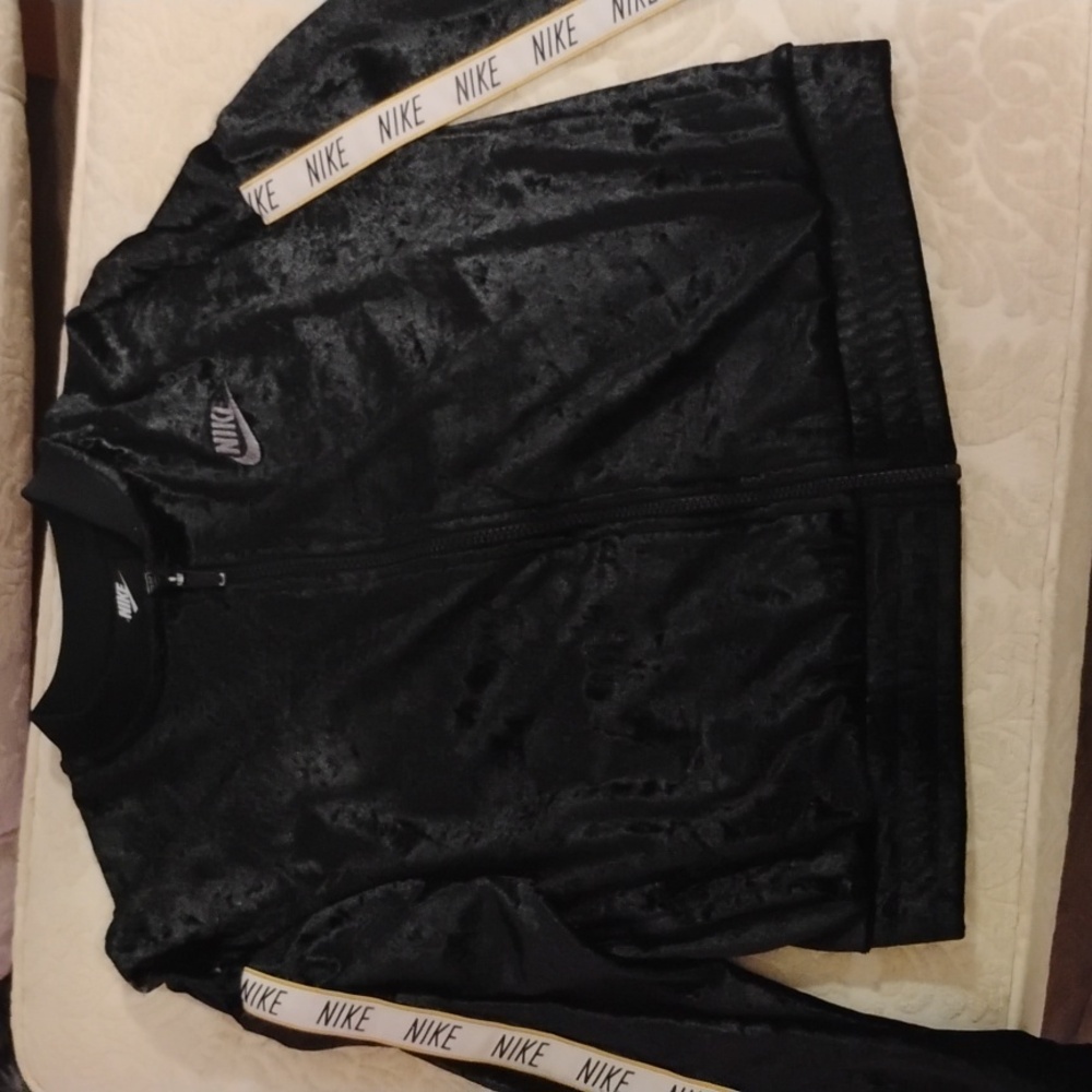 Nike women's large zip up velvet sweater (Nike women's air velour jacket)